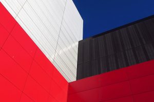 Building with coloured exterior composite panels